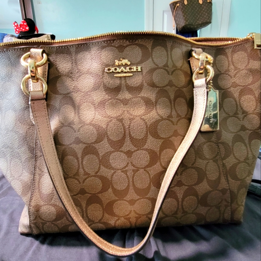 Coach Tote In Signature Canvas